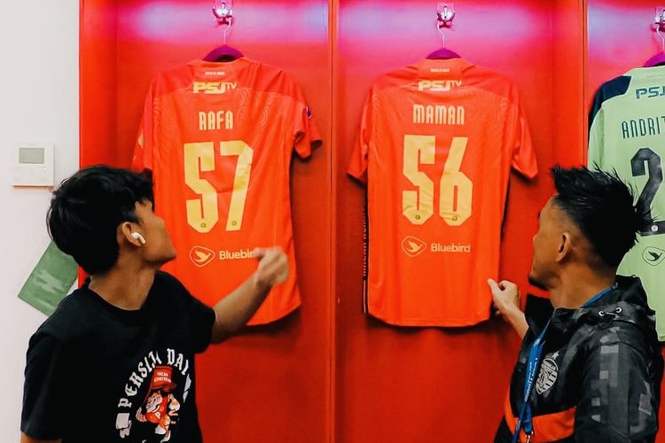 Pemain senior Persija Jakarta Maman Abdurrahman bersama anaknya Rafa Abdurrahman sebelum menjalani laga bersama pada pekan ke-34 Liga 1 2023-2024 yang berakhir dengan skor 2-1 di Stadion Utama Gelora Bung Karno Jakarta, Selasa (30/4/2024) sore.