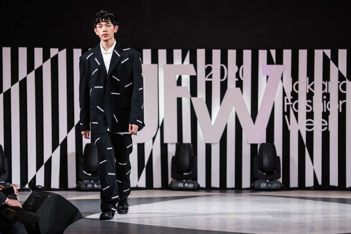 Model memeragakan busana rancangan KOCCA presents Seokwoon Yoon, SETSETSET saat Jakarta Fashion Week di Jakarta, Selasa (22/10/2019). JFW 2020 menampilkan karya lebih dari 270 label dan desainer, baik nasional maupun internasional dengan lebih dari 2.800 koleksi busana terbaru.