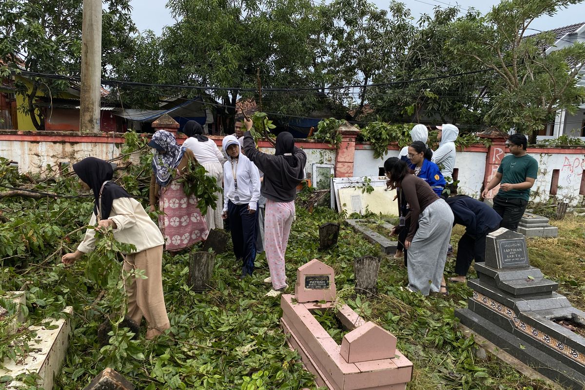 Makam di Indramayu Hancur Tertimpa Pohon Mahoni Besar Saat Hujan Deras