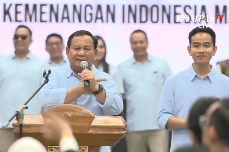 Prabowo Subianto dan Gibran Rakabuming Raka  berpidato di hadapan jajaran ketua umum partai politik anggota KIM serta para pendukung dan simpatisan Koalisi Indonesia Maju sebelum mendaftarkan diri ke Komisi Pemilihan Umum (KPU), Rabu (25/10/2023).