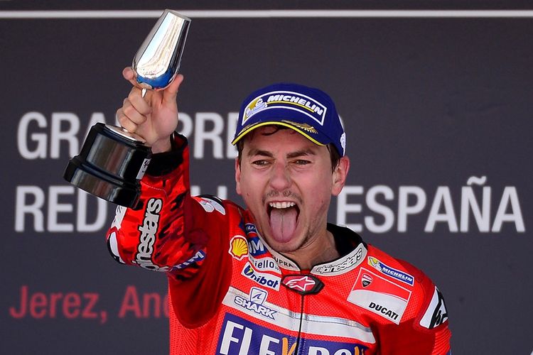 Pebalap Ducati Team asal Spanyol, Jorge Lorenzo, merayakan keberhasilan finis di urutan ketiga pada balapan GP Perancis di Sirkuit Le Mans, Minggu (7/5/2017).
