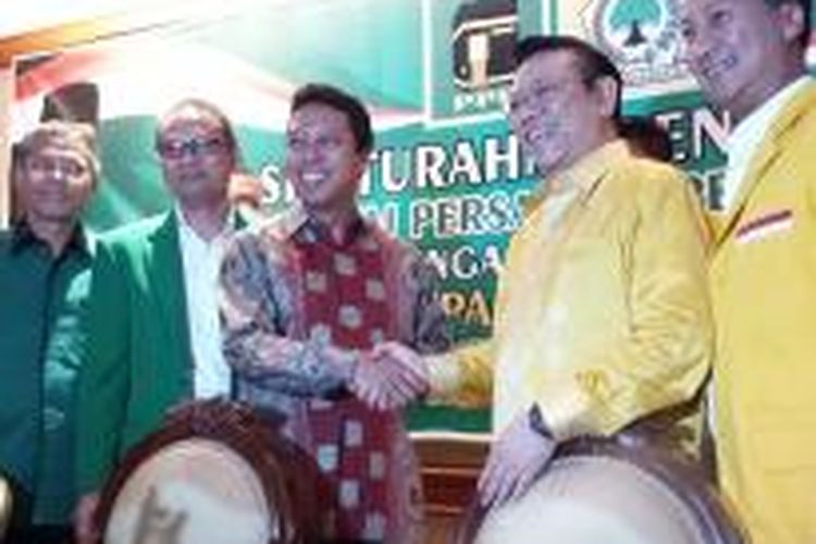 Ketua Umum DPP Golkar Agung Laksono bertemu Ketua Umum DPP PPP Romahurmuziy di Crown Plaza, Jakarta, Jumat (13/3/2015).
