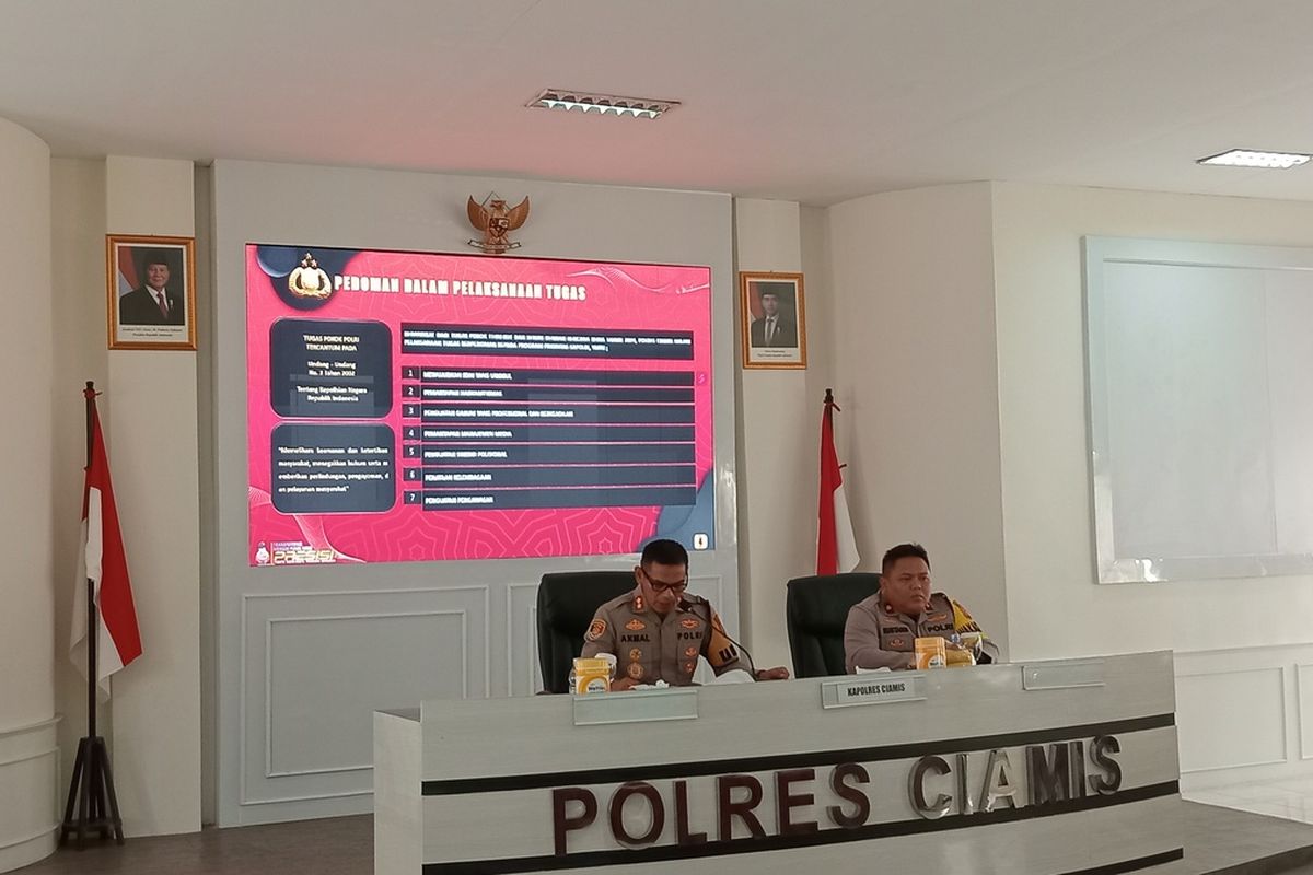 Kapolres Ciamis AKBP Akmal menyampaikan data laka lantas saat jumpa pers di Aula Pesat Gatra Mapolres, Senin (30/12/2024) sore.
