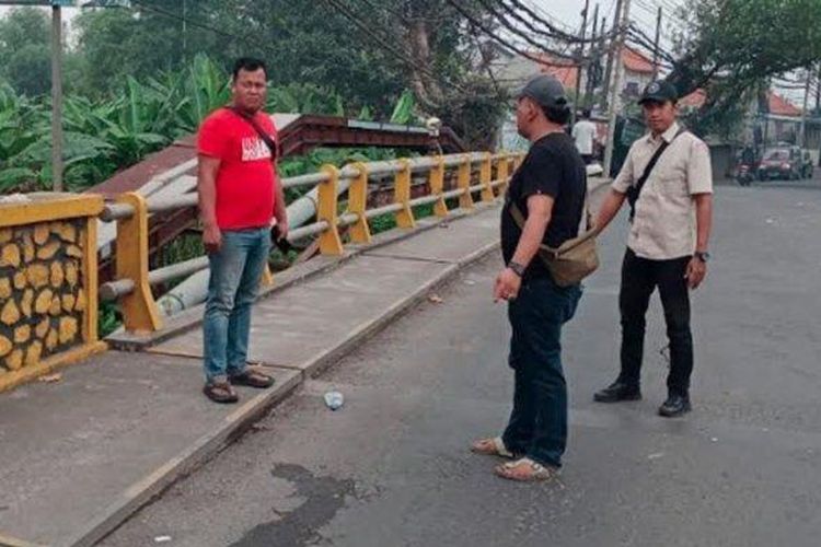 Petugas saat mendatangi lokasi perampokan bersenjata api di Jalan Raya Krikilan, Kecamatan Driyorejo, Kabupaten Gresik, Jawa Timur, Senin (14/4/2025) lalu. Kini, polisi sudah mengantongi identitas sindikat perampok tersebut. 