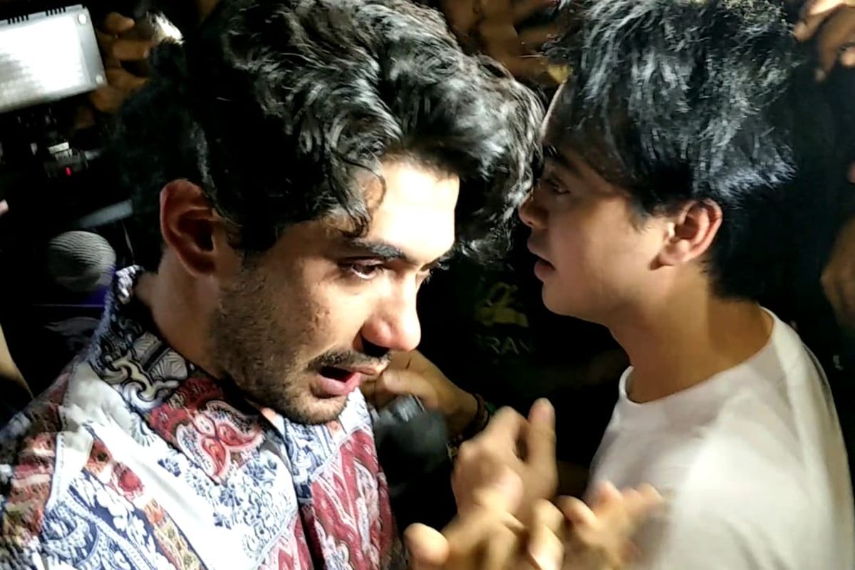 Reza Rahadian meninggalkan rumah duka BJ Habibie di kawasan Patra, Kuningan, Jakarta Selatan, Rabu (11/9/2019).