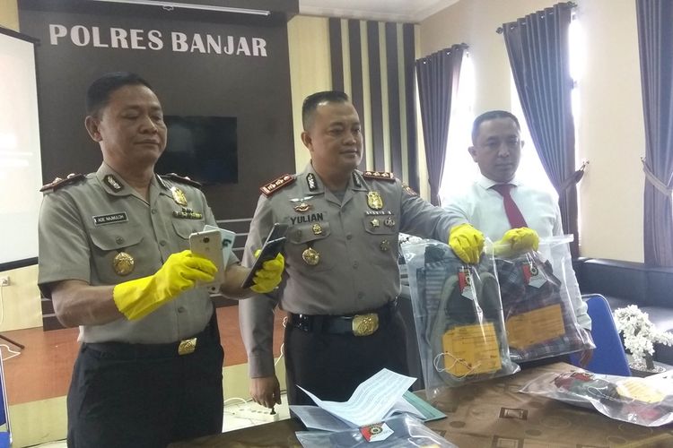 Kapolres Banjar AKBP Yulian Perdana memperlihatkan sejumlah barang bukti kasus pencabulan saat ekspos kasus di Aula Mapolres, Rabu (25/9/2019).