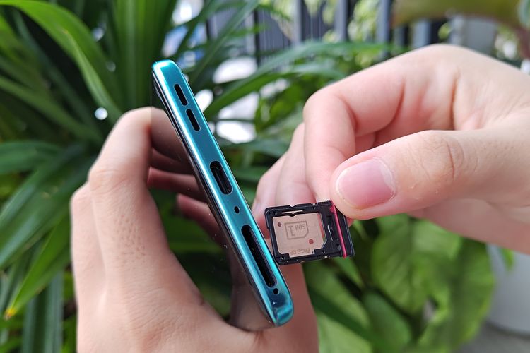 Pada bagian bawah bingkai Motorola Edge 60 Fusion, terdapat beberapa komponen termasuk baki kartu SIM, mikrofon, port USB-C, serta speaker.