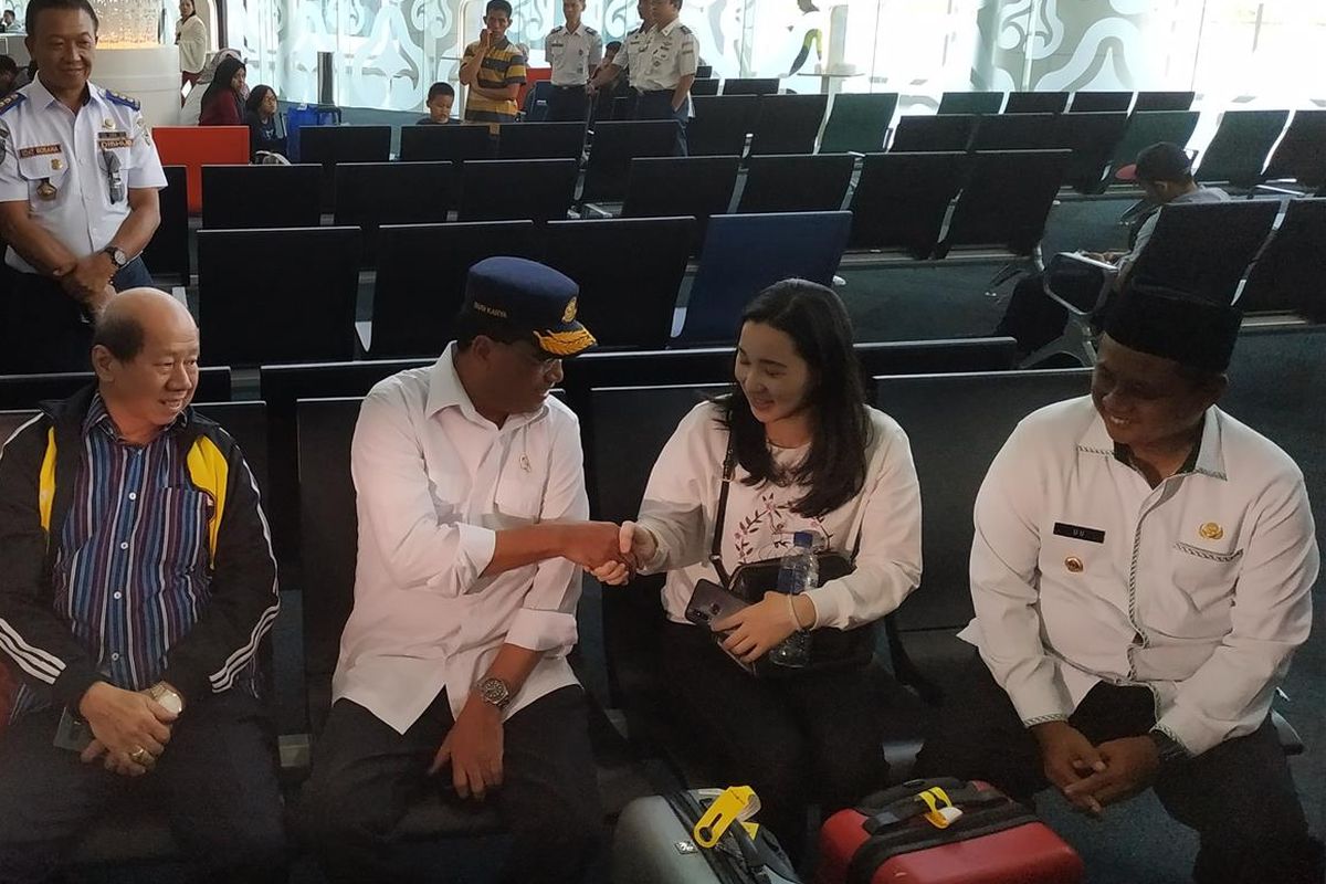 Menteri Perhubungan Budi Karya Sumadi berbincang dengan penumpang di ruang tunggu keberangkatan domestik di Bandara Internasional Jawa Barat (BIJB) Kertajati, Majalengka, Jawa Barat, Sabtu (6/7/2019). 