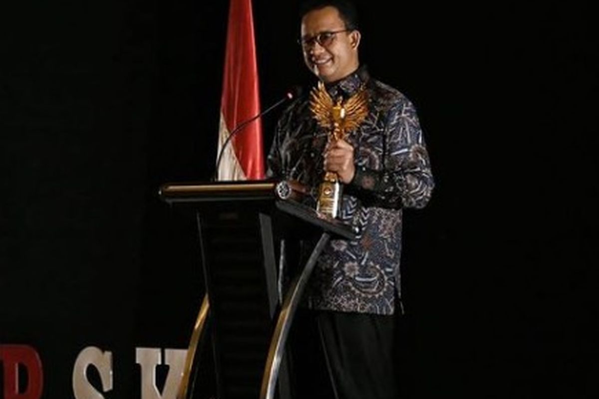 Gubernur DKI Jakarta Anies Baswedan saat menerima Anugerah Penghargaan Sahabat Saksi dan Korban dari LPSK, Selasa (31/8/2021)