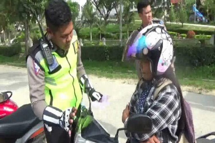 Terjaring razia, perempuan di bawah umur ini minta diantar mobil patroli polisi pulang ke rumahnya.