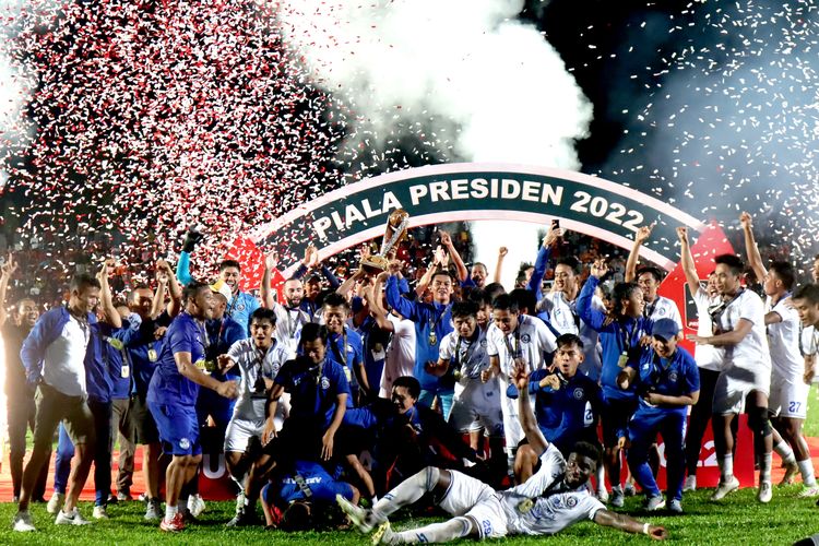 Arema FC merayakan juara Piala Presiden 2022 setelah menahan imbang Borneo FC 0-0 pada leg kedua di Stadion Segiri Samarinda, Minggu (17/7/2022) malam.