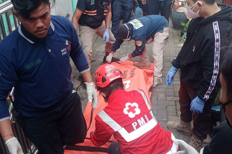 Korban Sunarmi saat dievakuasi oleh petugas dari PMI (Palang Merah Indonesia) dan relawan dari rumahnya yang kemudian dibawa ke kamar jenazah di Rumah Sakit Saiful Anwar pada Jumat (29/7/2022). 