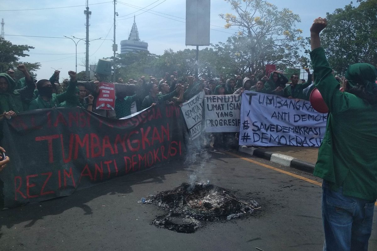 Aliansi Mahasiswa Universitas Muslim Indonesia (UMI) saat menggelar aksi unjuk rasa perihal revisi UU KPK dan RKUHP di Jalan Urip Sumoharjo, Kecamatan Panakukang, Makassar, Senin (23/9/2019).