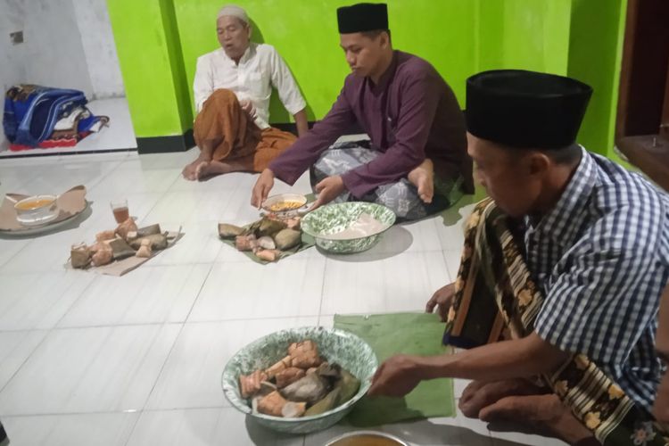 Tradisi perayaan lebaran ketupat di Jember dengan saling berbagi makanan pada Rabu (17/4/2024)
