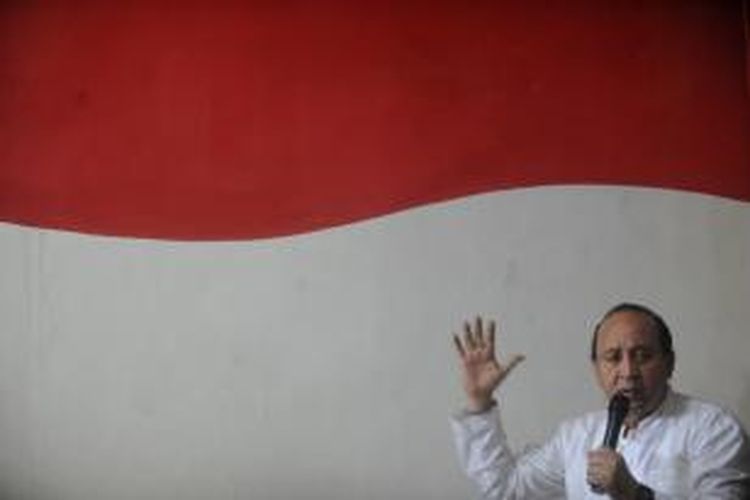 Ketua Dewan Pimpinan Pusat Partai Hati Nurani Rakyat, Fuad Bawazier menjadi pembicara dalam diskusi bertema 'Membongkar Arsitektur Perampokan Perbankan' di Jakarta, Minggu (10/4/2011).  