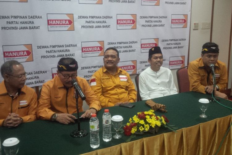 Ketua DPD Partai Golkar Jawa Barat Dedi Mulyadi menghadiri Rapat Koordinasi Daerah Partai Hanura Jawa Barat di Hotel Savoy Homman, Jalan Asia Afrika Kota Bandung, Jumat (21/4/2017). Kedua partai ini sepakat berkoalisi di Pilkada Jawa Barat 2018.