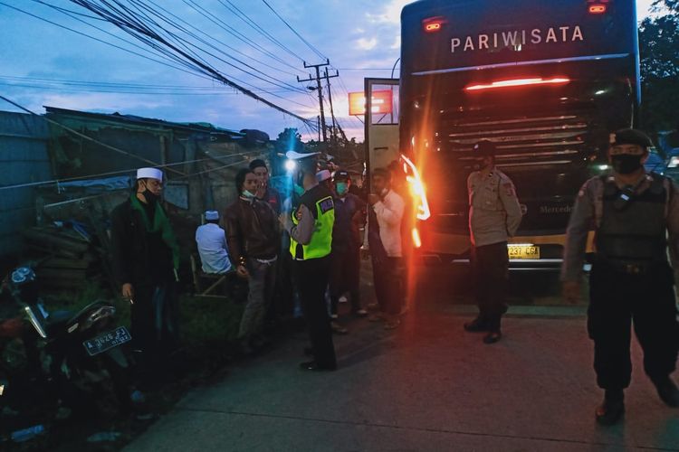 Satu bus pembawa simpatisan FPI diputar balikan di Pertigaan Cikande Asem, Kabupaten Serang