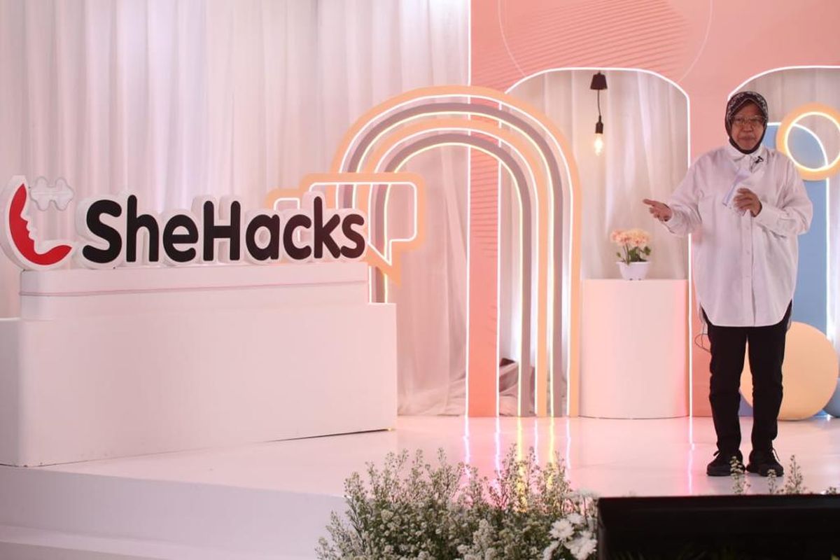 Mensos Tri Rismaharini dalam sambutannya pada acara launching SheHacks 2021 di Gedung Kantor Pusat Indosat Ooredoo, Jakarta (9/6/2021).
