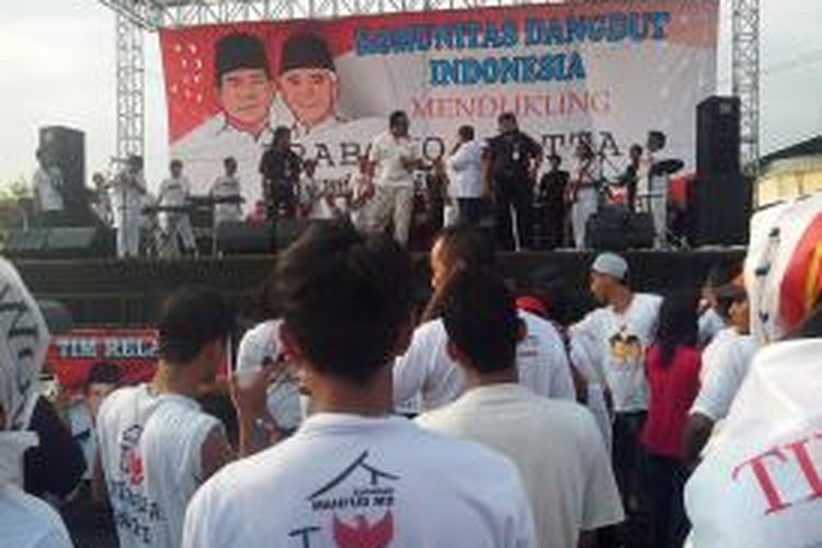 Beberapa orang dengan wajah yang dianggap mirip dengan Rhoma Irama saat menghibur para pendukung Prabowo-Hatta di Kediri, Jawa Timur, Kamis (26/6/2014).