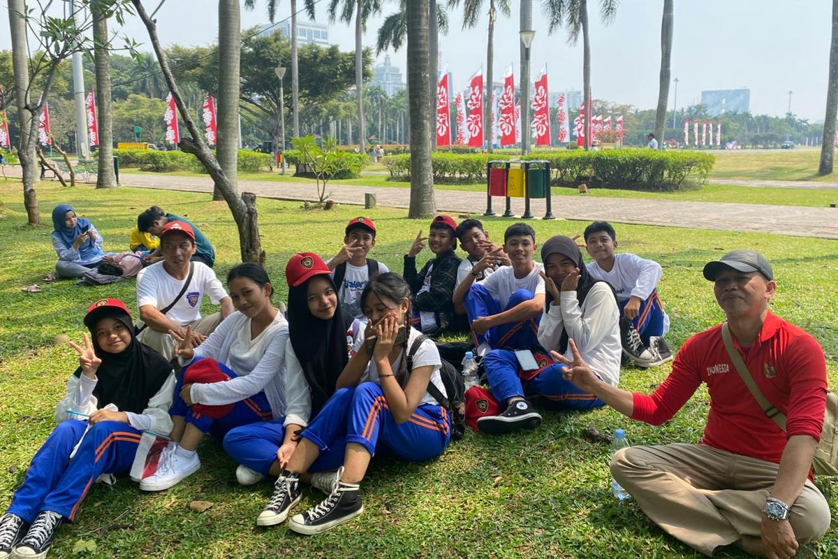 Anggota Paskibra SMP 247 Antusias Saksikan Kirab Bendera Merah Putih di Semanggi