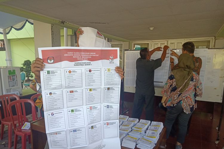Pemungutan suara di TPS 10, Jati Baru, Padang, Sumatera Barat, Rabu (27/4/2019)