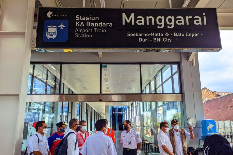 Pintu masuk sisi barat bangunan baru Stasiun Manggarai, Minggu (26/9/2022)