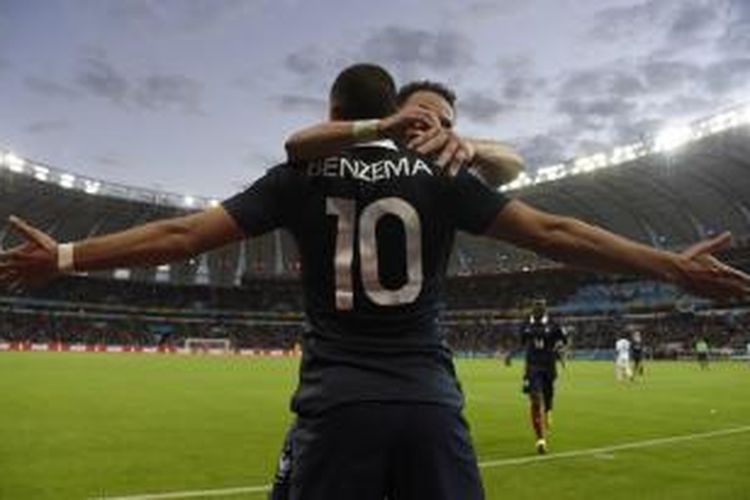 Penyerang Prancis Karim Benzema merayakan gol dengan rekannya, gelandang Prancis Mathieu Valbuena, setelah mencetak gol ketiga timnya saat melawan Honduras dalam laga Grup E Piala Dunia di Stadion Beira-Rio di Porto Alegre, Minggu (15/6/2014). 