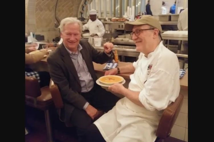 Rick Antosh (kiri) menunjukkan sebutir mutiara yang ditemukannya dalam semangkuk masakan tiram yang dipesannya di sebuah restoran.