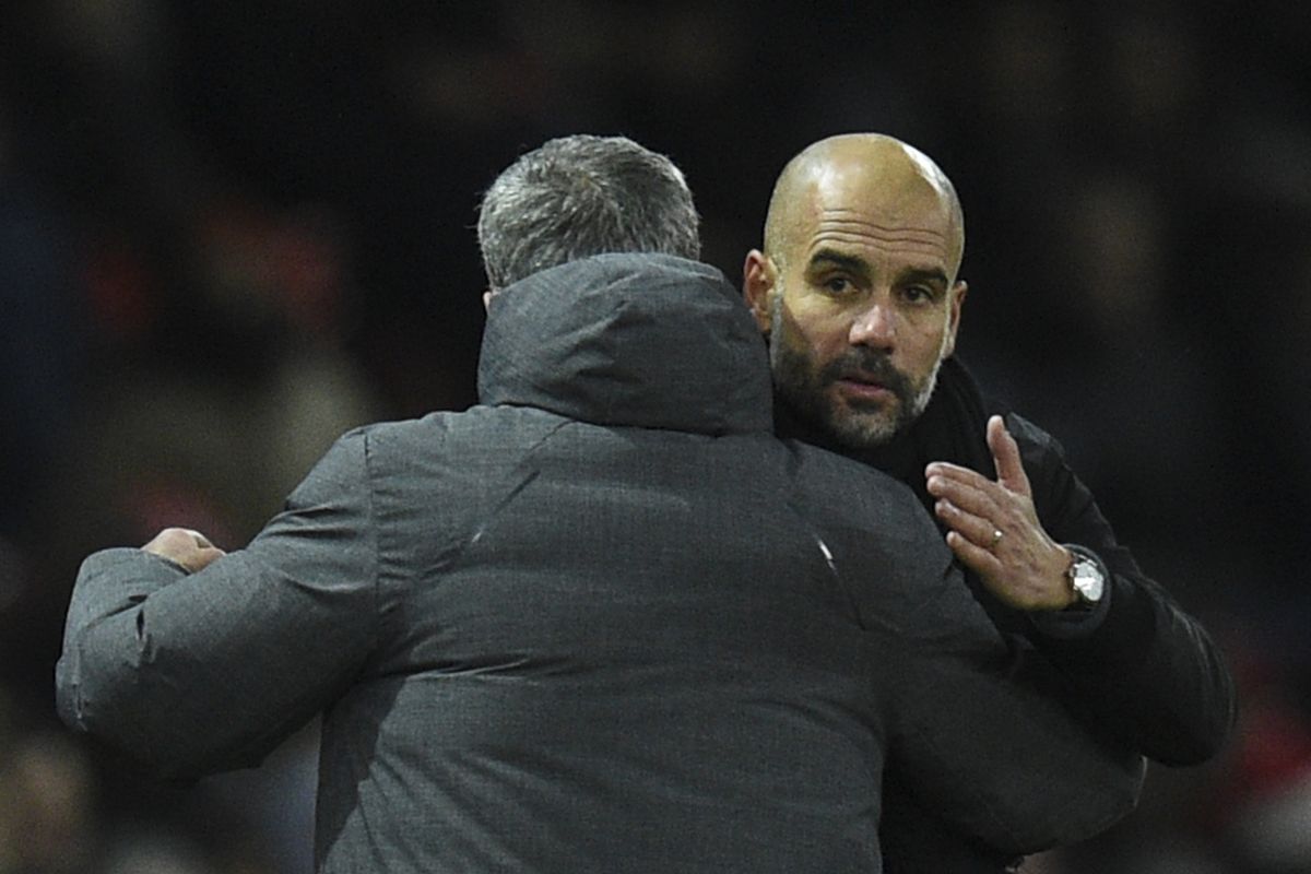 Manajer Manchester United, Jose Mourinho (kiri), berpelukan dengan manajer Manchester City, Pep Guardiola, usai pertandingan Premier League di Old Trafford, Manchester, Minggu (10/12/2017).