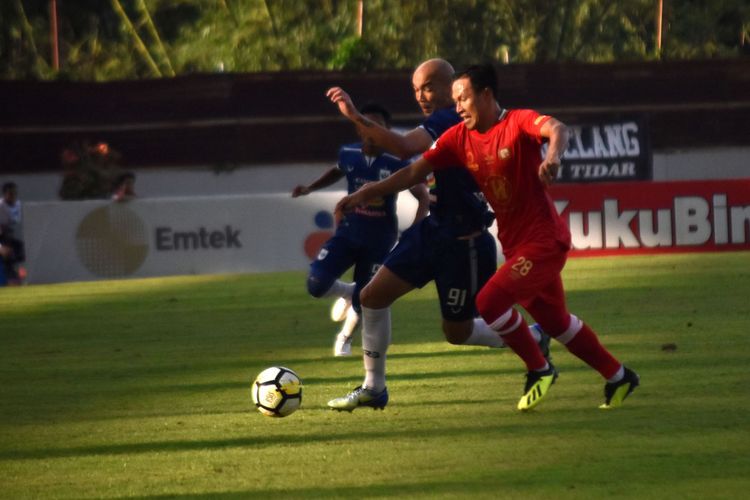 Pesepak bola PSIS Semarang Bruno Silva (kiri) berebut bola dengan pesepak bola Barito Putera Jajang Sukmara dalam pertandingan lanjutan Liga 1 Indonesia di Stadion Moch Soebroto, Magelang, Jawa Tengah, Sabtu (13/10/2018). PSIS menang atas Barito Putera dengan skor 1-0 melalui gol tunggal Hari Nur Yulianto. 