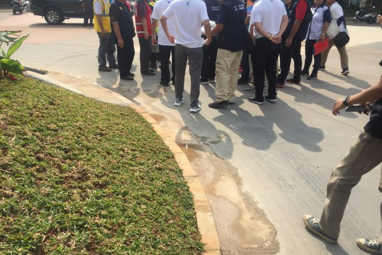 Bekas tanah merah yang belum bersih di depan taman patung Bung Karno di Kompleks Gelora Bung Karno (GBK), Minggu (24/6/2018). Menteri PUPR Basuki Hadimuljono meminta agar seluruh pekerjaan yang belum rapi dibereskan sebelum Asian Games digelar.