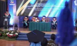 Kepada Lulusan Poltekesos Bandung, Risma: Ayo Kita Selesaikan Masalah Sosial