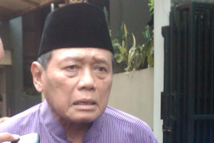 Mantan Menteri Penerangan, Harmoko yang hadir melayat ke rumah duka Tarmizi Taher, Selasa (12/2/2013)