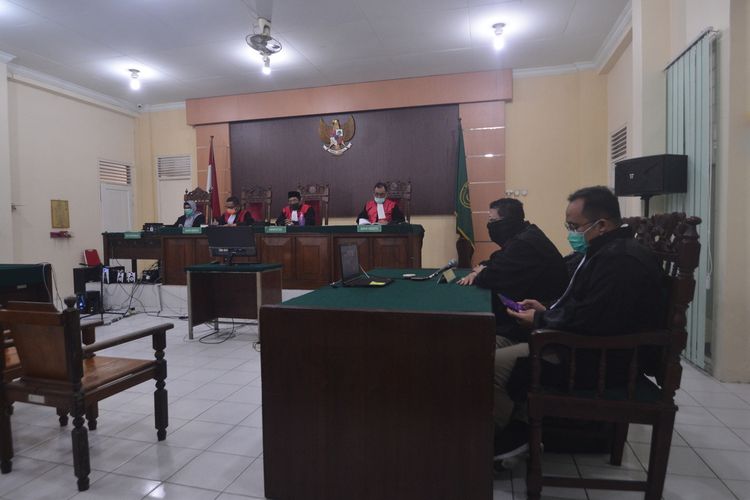 Sidang tuntutan perkara suap dengan terdakwa mantan Bupati Bengkayang, Suryadman Gidot di Pengadilan Negeri Pontianak, Kalimantan Barat, Selasa (7/4/2020).