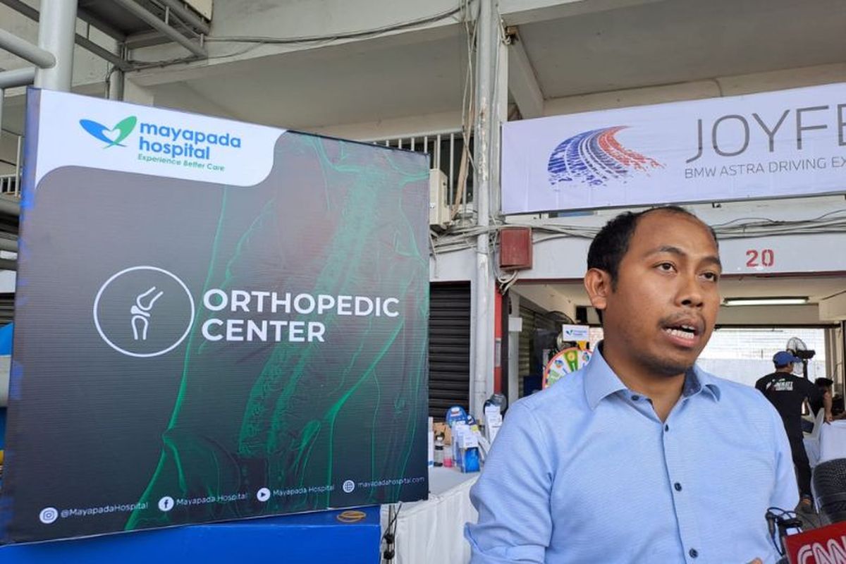 Dokter Spesialis Ortopedi Konsultan Tulang Belakang Orthopedic Center Mayapada Hospital Jakarta Selatan, dr. Starifulkani Arif, Sp.OT (K) Spine, memberikan edukasi kepada racer peserta Joyfest BMW Astra Driving Experience 2024 pentingnya kesehatan prima serta posisi ergonomis saat berkendara. 