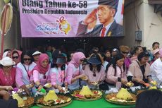 Rayakan Ulang Tahun Presiden Jokowi, Warga Solo Potong Tumpeng di Pasar Gede