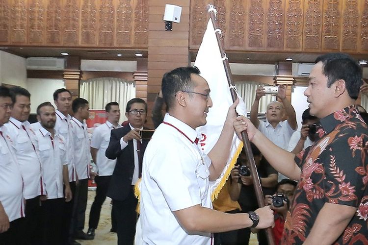 Wali Kota Semarang Hendrar Prihadi menyerahkan bendera KONI kepada Ketua KONI Semarang yang baru Arnaz Agung Andrar Asmara saat pelantikan Ketua dan Pengurus KONI Kota Semarang di Balai Kota Semarang, Jumat (5/7/2019).