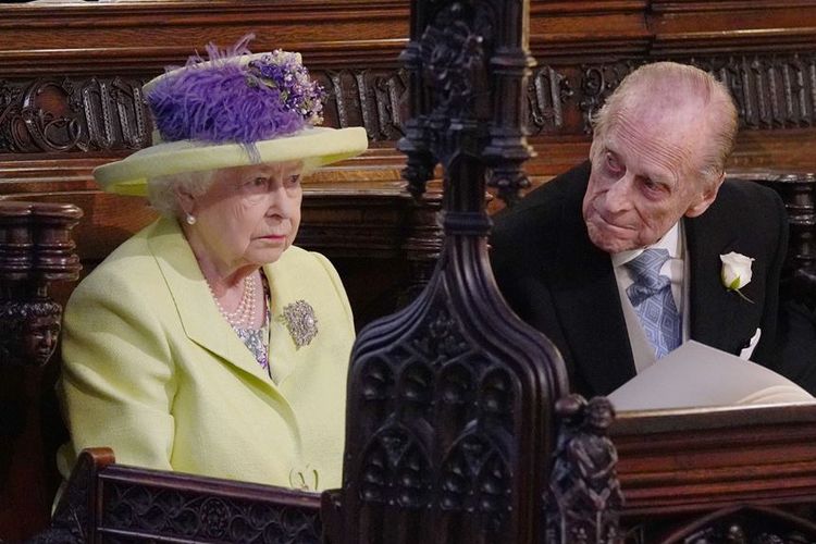 Pangeran Philip (kanan) mendampingi Ratu Elizabeth II saat seremonial pernikahan Pangeran Harry dengan Meghan Markle di Kapel St George di Kastil Windsor, 19 Mei lalu.