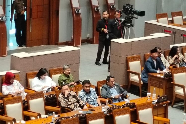 Anggota Komisi VII DPR dari Fraksi PDI-P Ribka Tjiptaning saat protes karena menunggu kehadiran menteri terlalu lama di rapat paripurna, Selasa (21/11/2023).