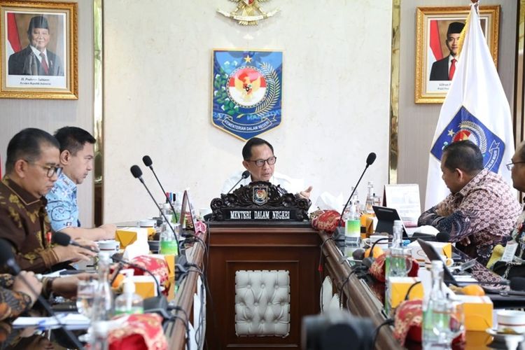 Mendagri Muhammad Tito Karnavian Dalam Rapat Koordinasi Percepatan Realisasi APBD 2025 yang digelar secara virtual dari Kantor Pusat Kemendagri, Jakarta, Kamis (8/5/2025)