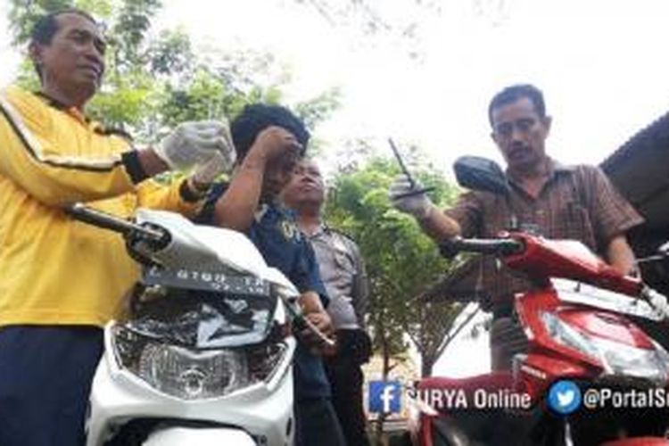 Tersangka maling motor dan barang bukti motor yang disita Polsek Kenjeran, Surabaya. 