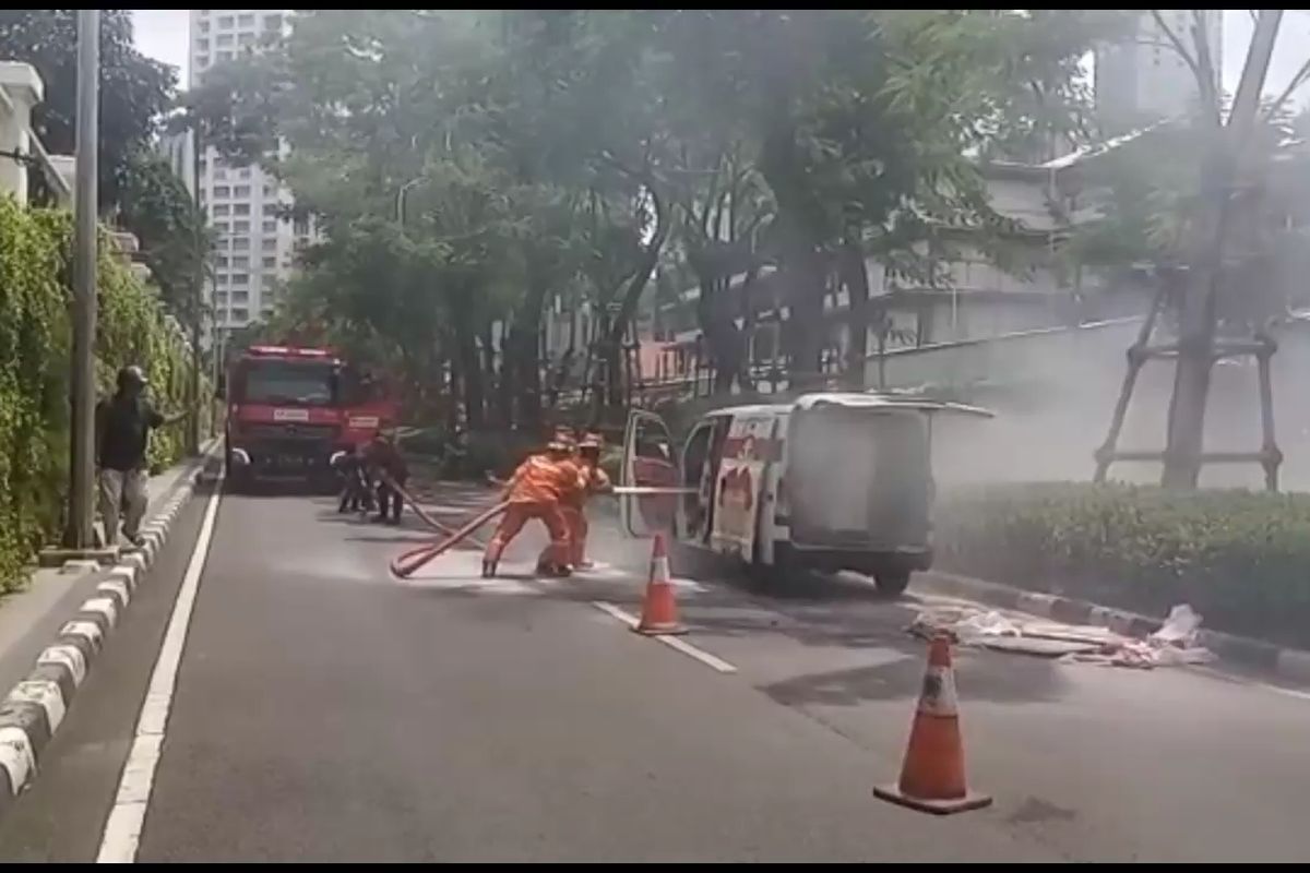 Tangkapan layar video mobil jasa ekspedisi terbakar di seberang pintu masuk Polda Metro Jaya, Jalan SCBD, Jakarta Selatan, Senin (28/3/2022). 