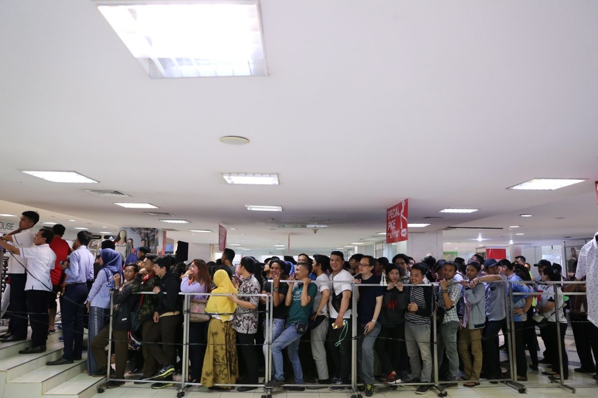 Pengunjung saat mengantri untuk membeli pakaian diskon di Lotus Department Store, Djakarta Theater XXI, Jakarta, Rabu (25/10/2017). Lotus Department Store akan ditutup pada 26 Oktober 2017. KOMPAS.com/GARRY ANDREW LOTULUNG