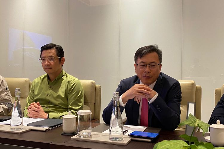 Presidir IWIP, Kevin He (kiri) dan Managing Director of the Directorate of Technical Cooperation and Sustainable Industrial Development UNIDO, Ciyong Zou (kanan), dalam diskusi di Maluku Utara, Jumat (16/1/2026).