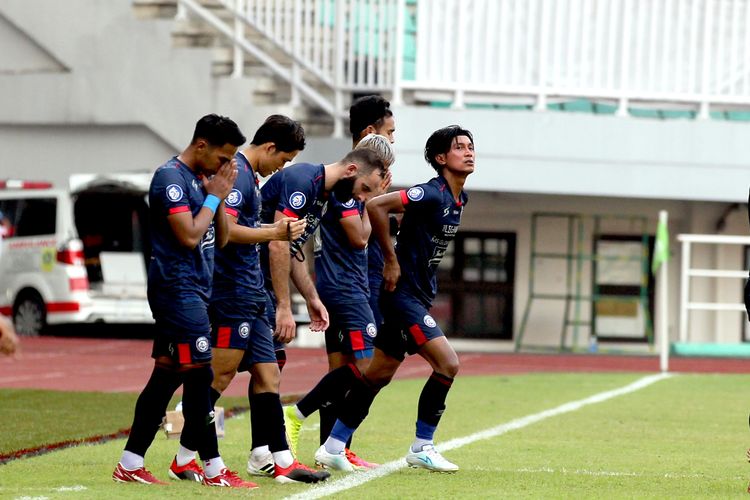 Pemain Arema FC masuk lapangan saat melawan Bhayangkara FC pada laga pekan 2 Liga 1 2021-2022 yang berakhir dengan skor 1-1 di Stadion Pakansari Bogor, Minggu (12/9/2021) sore.