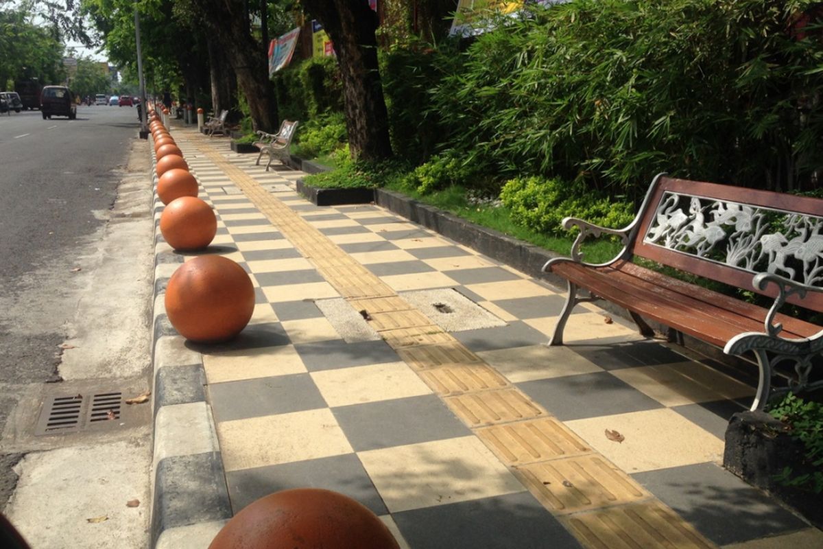 Pedestrian di Kota Semarang. Sejumlah ruas jalan di Kota Semarang yang menjadi contoh di antaranya adalah jalur pedestrian di Jalan Veteran, Jalan Diponegoro, Jalan Madukoro, serta Jalan Imam Bonjol Semarang.