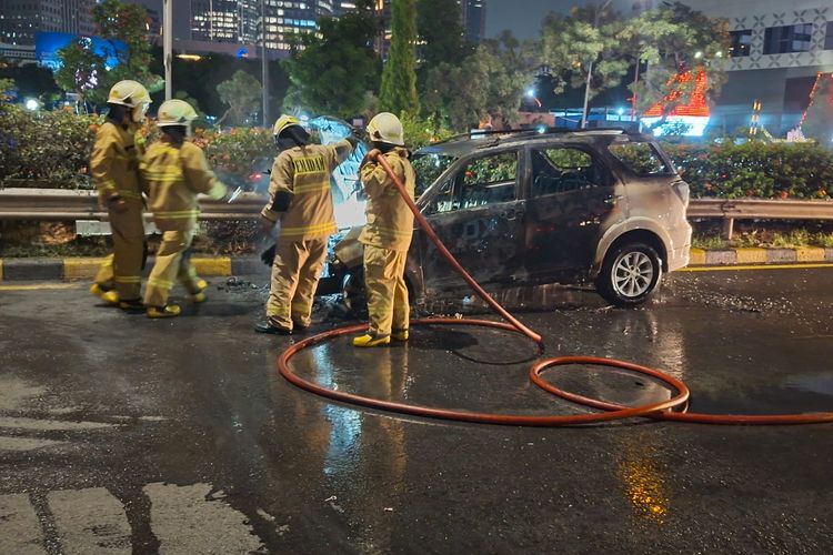 Mobil Terbakar di Tol Arah Kuningan Jaksel, Lampu Utama Meledak