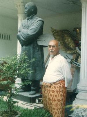 pematung yang pernah menjadi Direktur Sekolah Tinggi Seni Rupa Indonesia (STSRI - sekarang ISI) Yogyakarta.