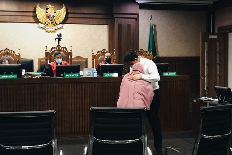 Mantan Wakil Ketua DPR Azis Syamsuddin bersalaman dengan saksi yang meringankan atau a de charge dalam persidangan dugaan korupsi pengurusan perkara di KPK. Sidang berlangsung di Pengadilan Tindak Pidana Korupsi (Tipikor) Jakarta, Kamis (6/1/2022). 