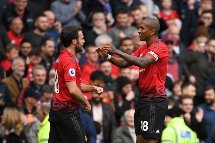 Ashley Young menyelamati Juan Mata yang mencetak gol pada pertandingan Manchester United vs Chelsea dalam lanjutan Liga Inggris di Stadion Old Trafford, 28 April 2019. 